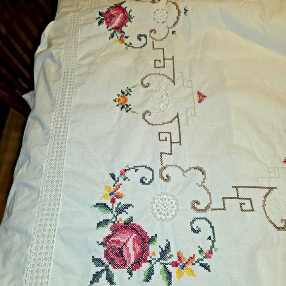 VTG Embroidered Cross Stitch Linen Tablecloth 112x64 White Crochet Edge Handmade - Picture 14 of 16